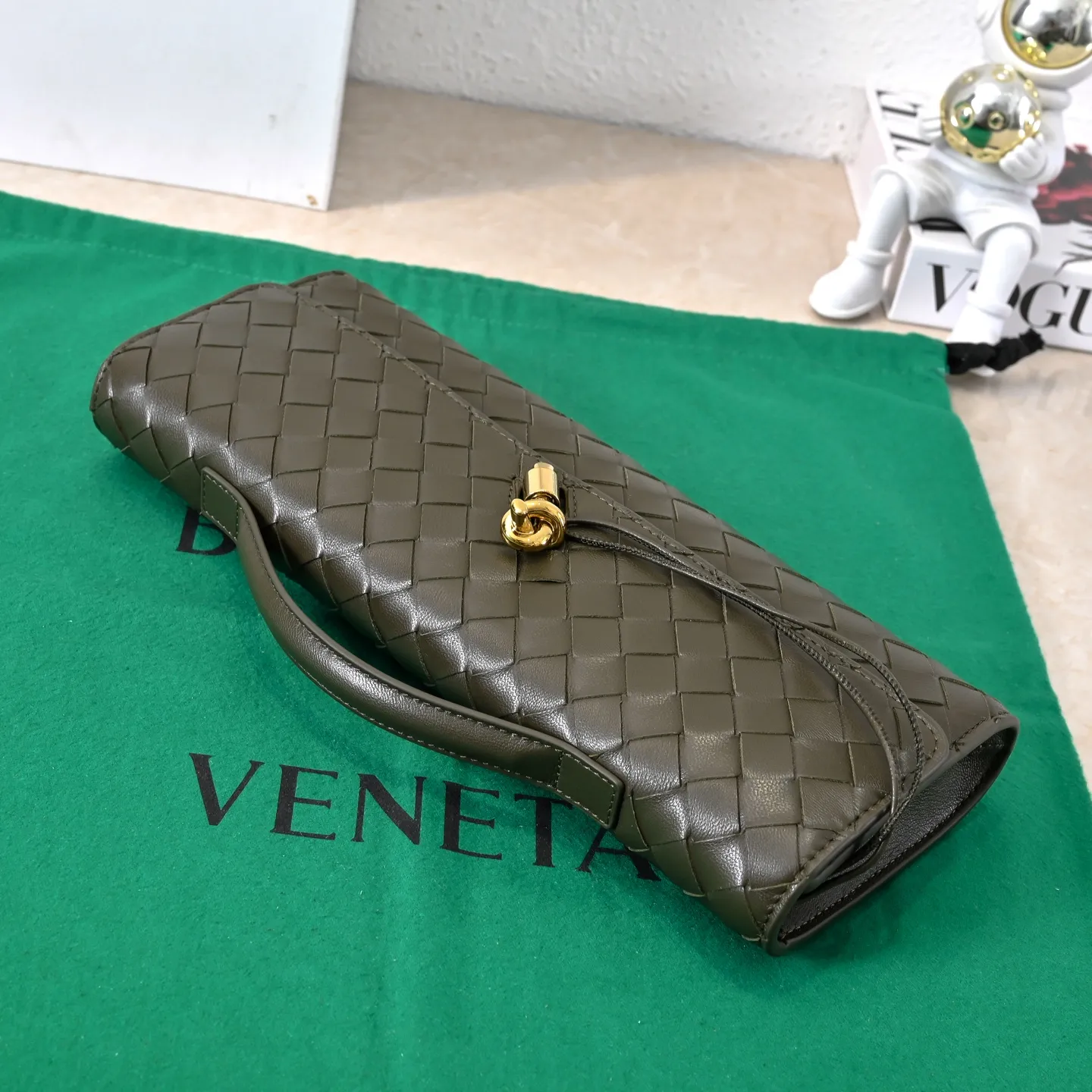 The batch of 1360 BV Andiamo evening handbags has been heavily planted again~ The designer aesthetics in the era of economic downturn are back. I fall in love with it at first sight and can't put it down. It's so beautiful and full of aura. The shape and texture are very competitive. It's light in weight and has sufficient capacity. It's a must-have for fashionistas. It's suitable for many occasions, minimalist, high-end and light luxury. Model No.: 741511 Size: 31*13*3cm
